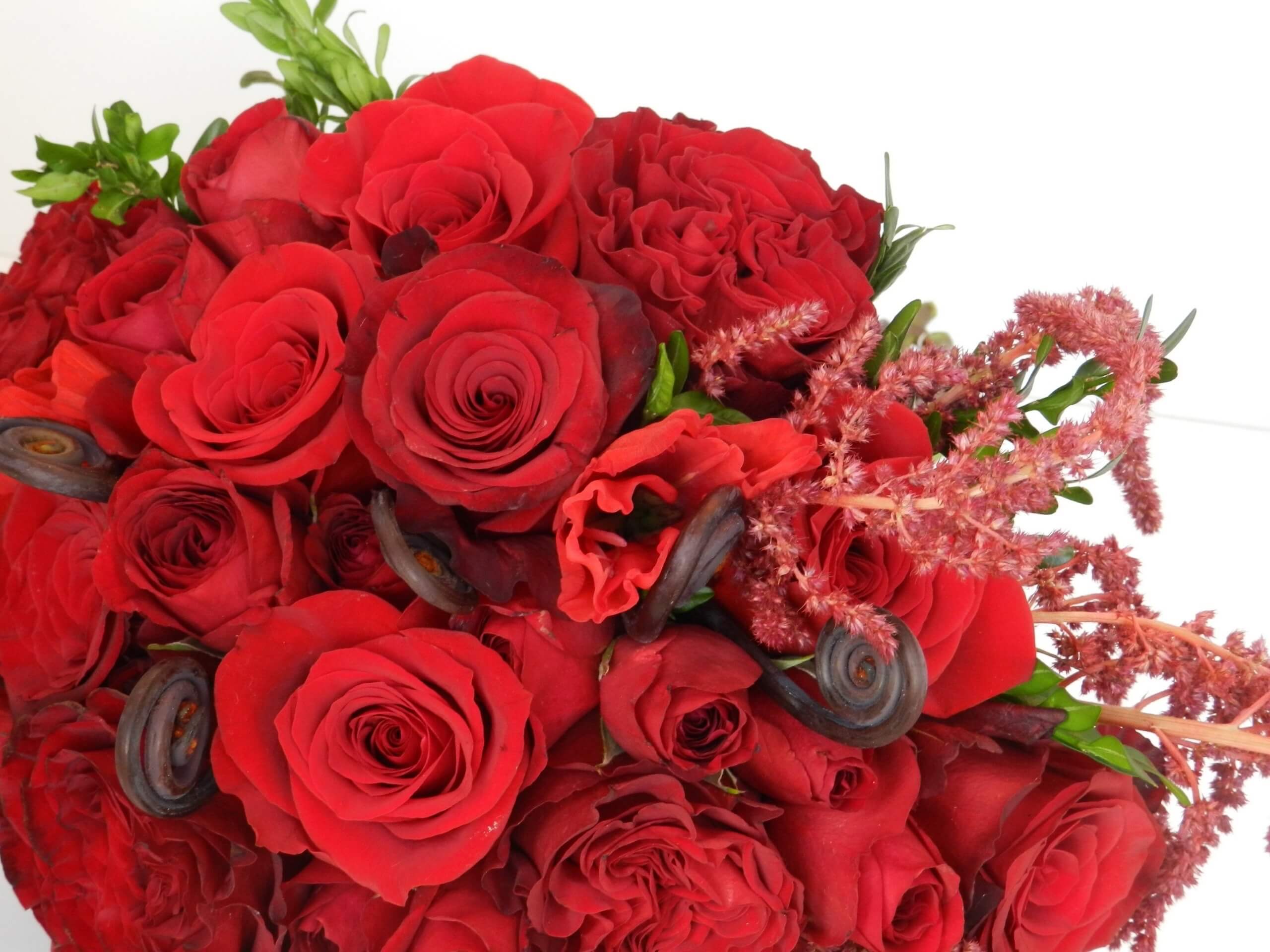 Красные цветы для женщины Овна