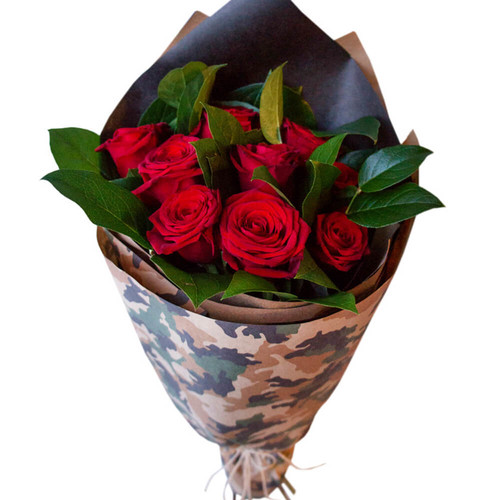 9 красных роз с зеленью в упаковке